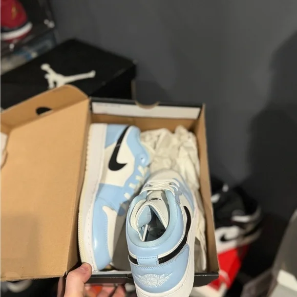 Nike Air Jordan 1 Low Light Blue and White Size 7y Brand New Original Box - Picture 2 of 2